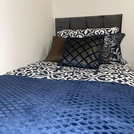 Escape! Fishponds Apartment, Bristol, Sleeps Up To 4 Guests 布里斯托