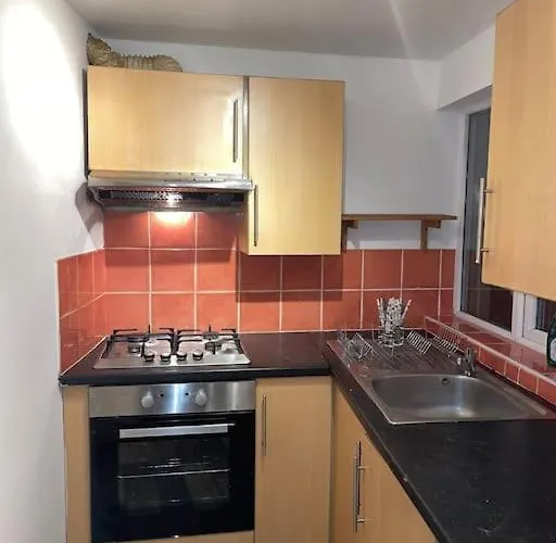 City Escape! Fishponds Apartment, Bristol, Sleeps Up To 4 Guests *