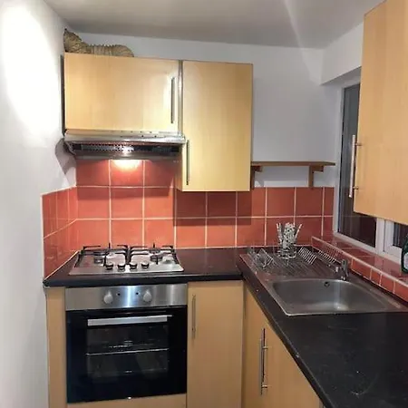 City Escape! Fishponds Apartment, Bristol, Sleeps Up To 4 Guests *